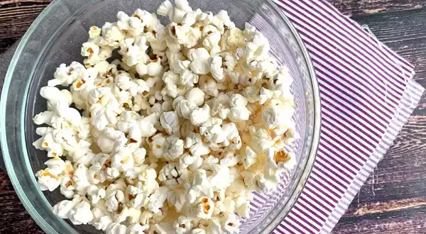 En skål med fluffiga popcorn, perfekt för dig som vill poppa popcorn utan fett. En hälsosam snack!