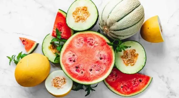 En härlig blandning av saftiga meloner och vattenmelon, perfekt för en hälsosam fruktsallad. Melon nyttigt!