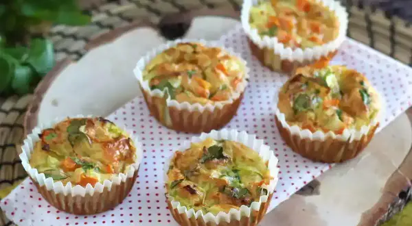 Fem gyllene matmuffins barn med grönsaker, perfekta för picknick eller mellanmål.