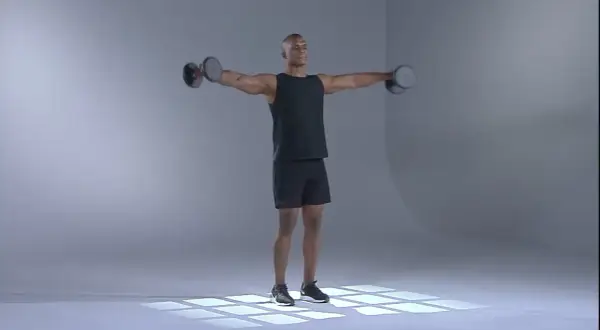 Man utför axelövning med hantel.