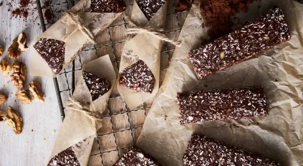Chokladiga protein bars recept med nötter och kokos. Perfekt för mellanmål!