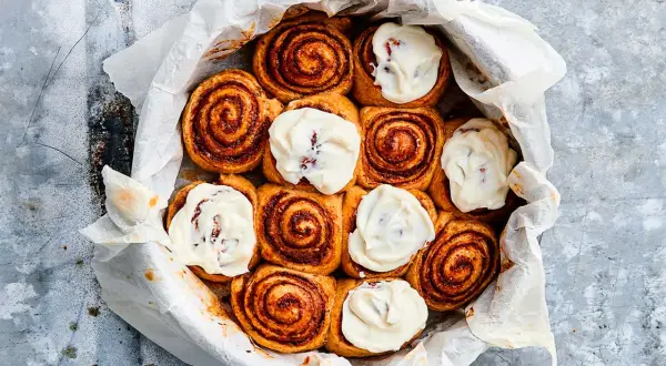 Nyttiga kanelbullar med krämig glasyr i en form. Perfekt för fikat!