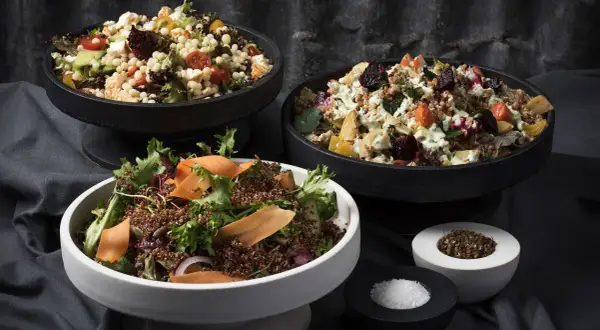 Tre skålar med nyttiga sallader: en med couscous, grönsaker och fetaost, en med rotfrukter och en med quinoa och grönt.