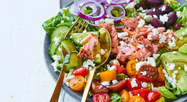 En fräsch sallad med lax, avokado, tomat, gurka, rödlök och fetaost. Ett perfekt medelhavskost recept för en lätt lunch.