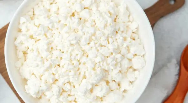 En skål med keso, en utmärkt källa till protein per 100g. Perfekt för en hälsosam frukost eller mellanmål.