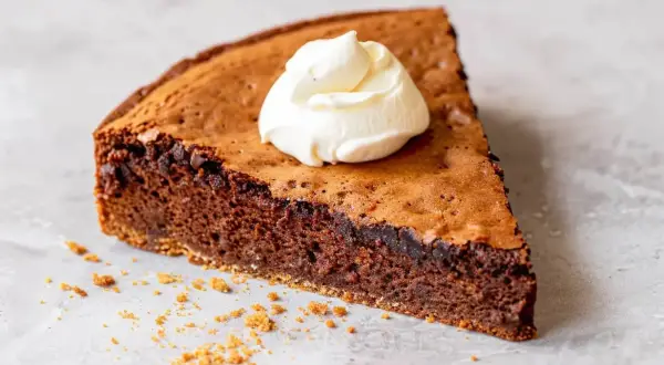 En bit chokladkaka med vispad grädde, perfekt för att baka med proteinpulver för en nyttigare dessert.