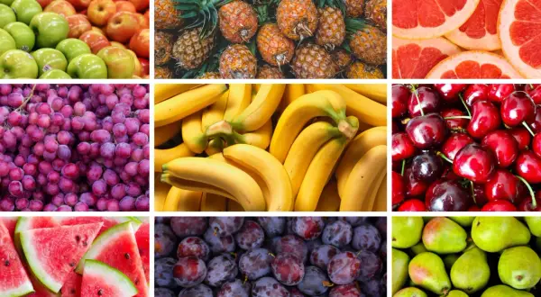En färgsprakande collage av frukter som äpplen, ananas, grapefrukt, vindruvor, bananer, körsbär, vattenmelon, plommon och päron. Här finns många av de nyttigaste frukterna för en hälsosam start på dagen.