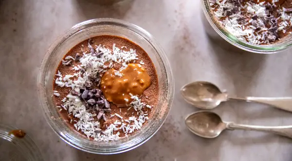 Chokladpudding med kokos och nötter, en perfekt protein frukost för att gå ner i vikt.