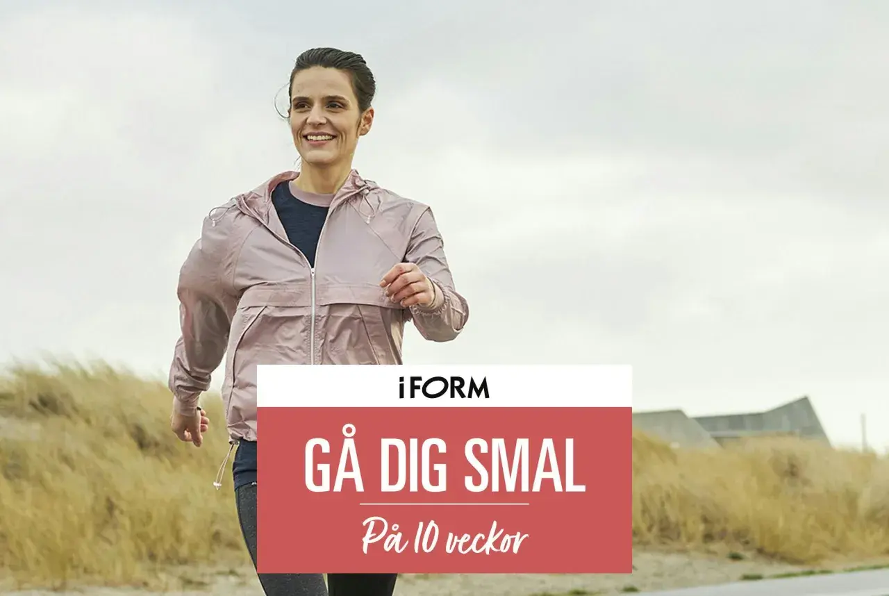Glad kvinna joggar utomhus. Hon vill träna 5 dagar i veckan gå ner i vikt. Text: Gå dig smal på 10 veckor.