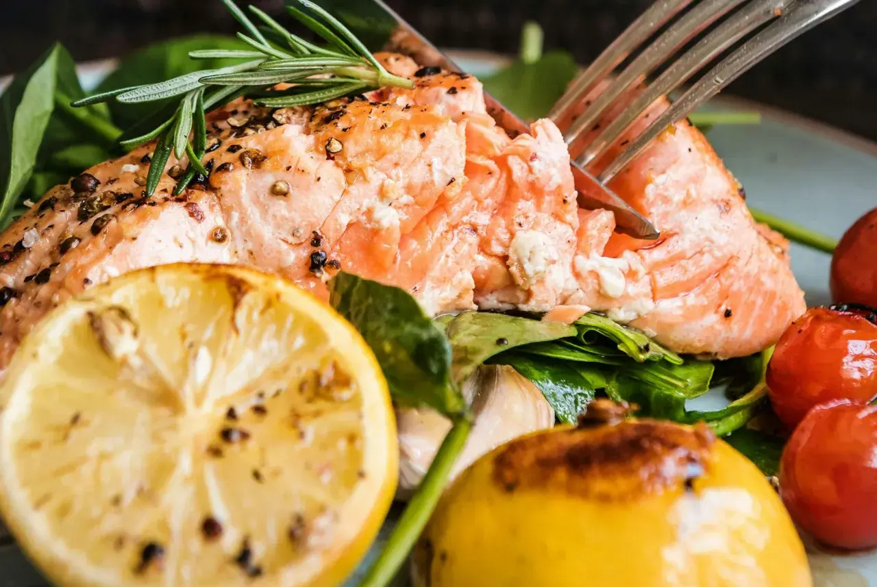 En saftig bit lax, perfekt tillagad, med citron, körsbärstomater och rosmarin. En härlig måltid att tillaga fryst lax till.