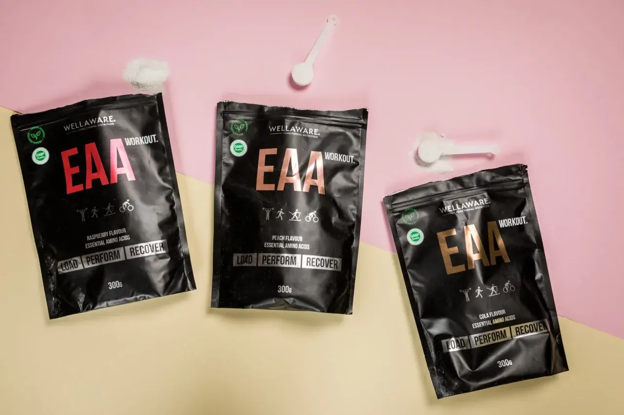 Tre påsar Wellaware EAA-pulver i smakerna hallon, persika och cola. Perfekt för att ladda, prestera och återhämta sig efter träning, ett bra alternativ till BCAA.