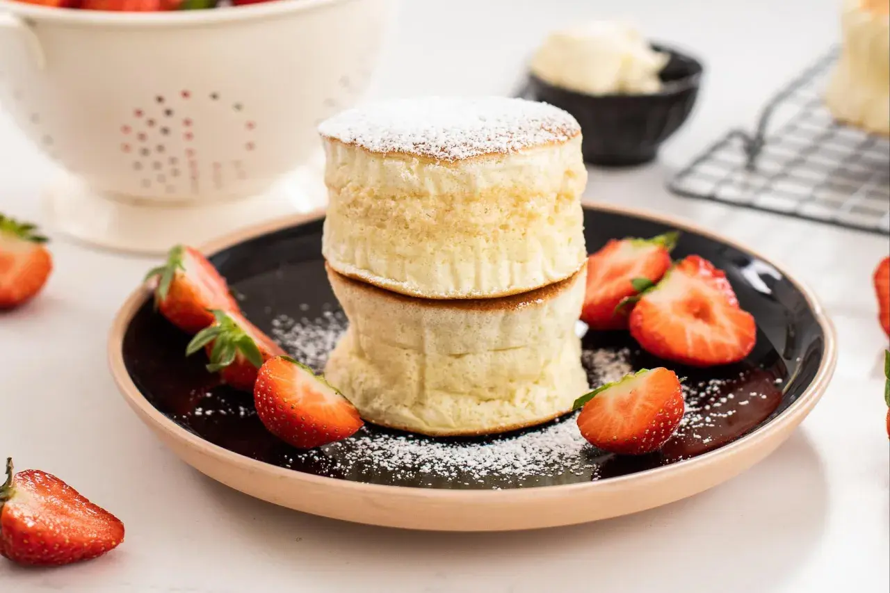 Fluffiga proteinpannkakor med jordgubbar och pudersocker. Ett perfekt recept för en hälsosam frukost eller mellanmål.