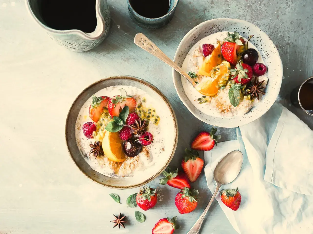Två skålar gröt med frukt och bär, perfekt för en proteinrik start på dagen. 100g protein i varje portion!