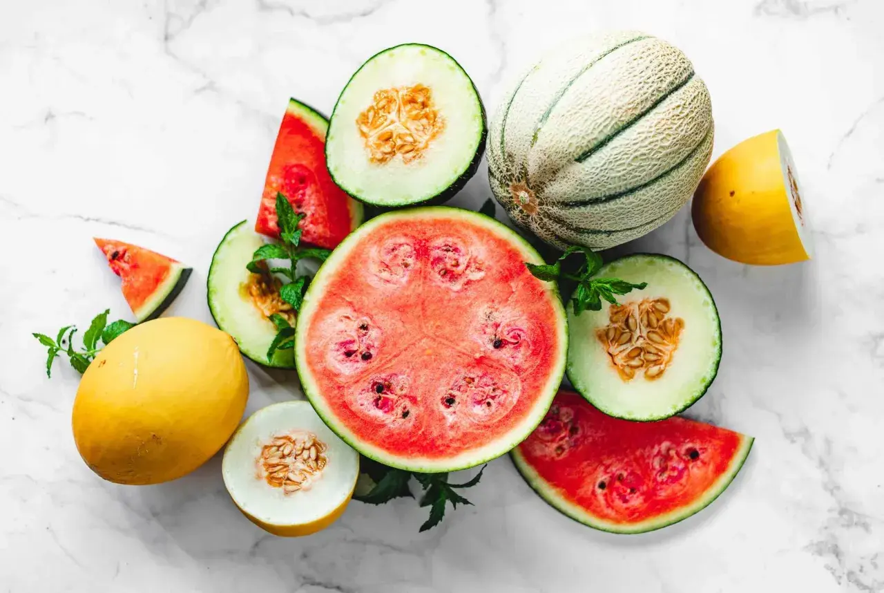En härlig blandning av saftiga meloner och vattenmelon, perfekt för en hälsosam fruktsallad. Melon nyttigt!