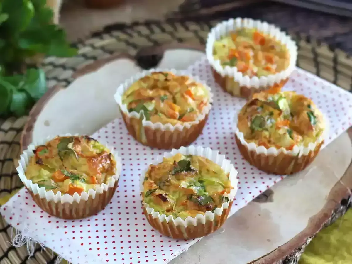 Fem gyllene matmuffins barn med grönsaker, perfekta för picknick eller mellanmål.