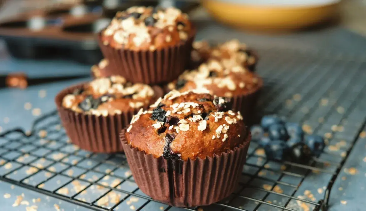 Nyttiga frukostmuffins med blåbär och havregryn på ett galler. Perfekt start på dagen!
