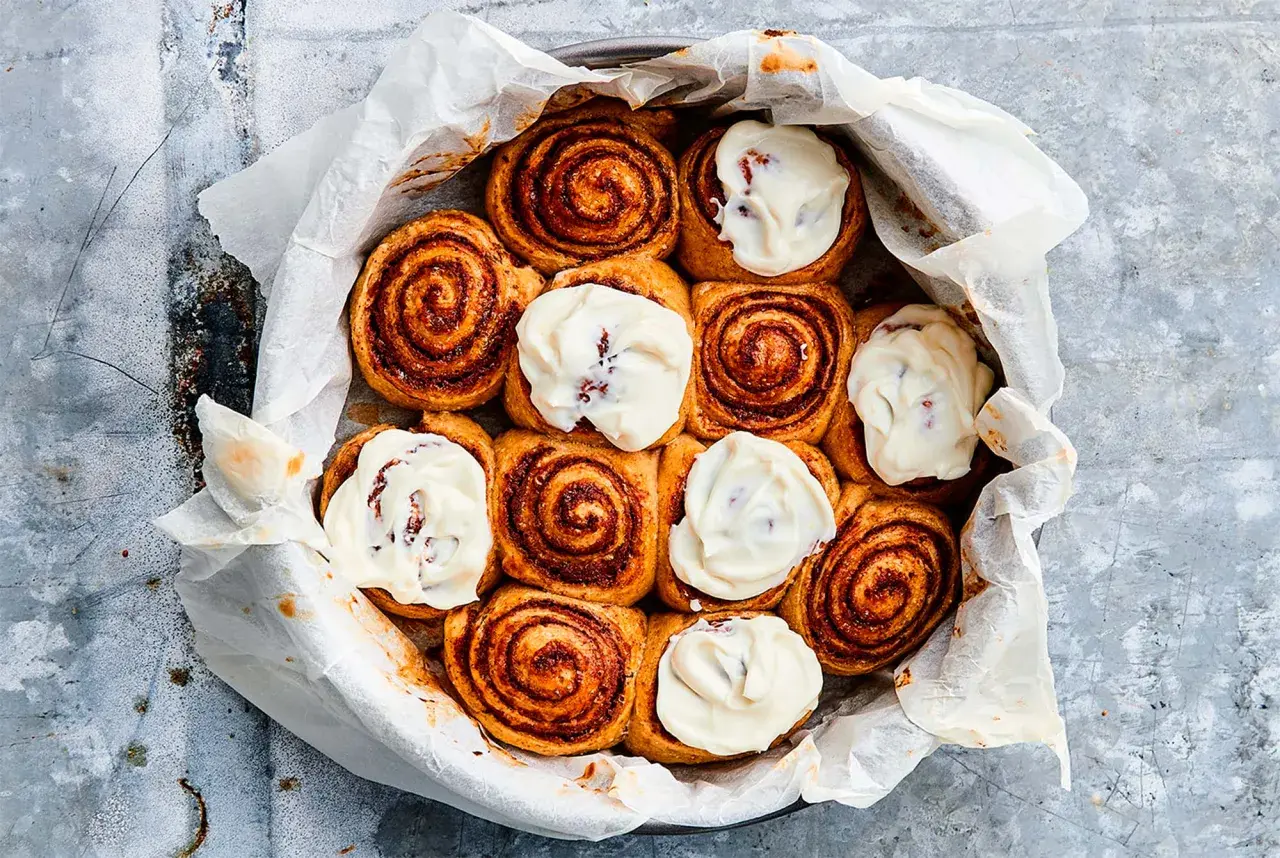Nyttiga kanelbullar med krämig glasyr i en form. Perfekt för fikat!