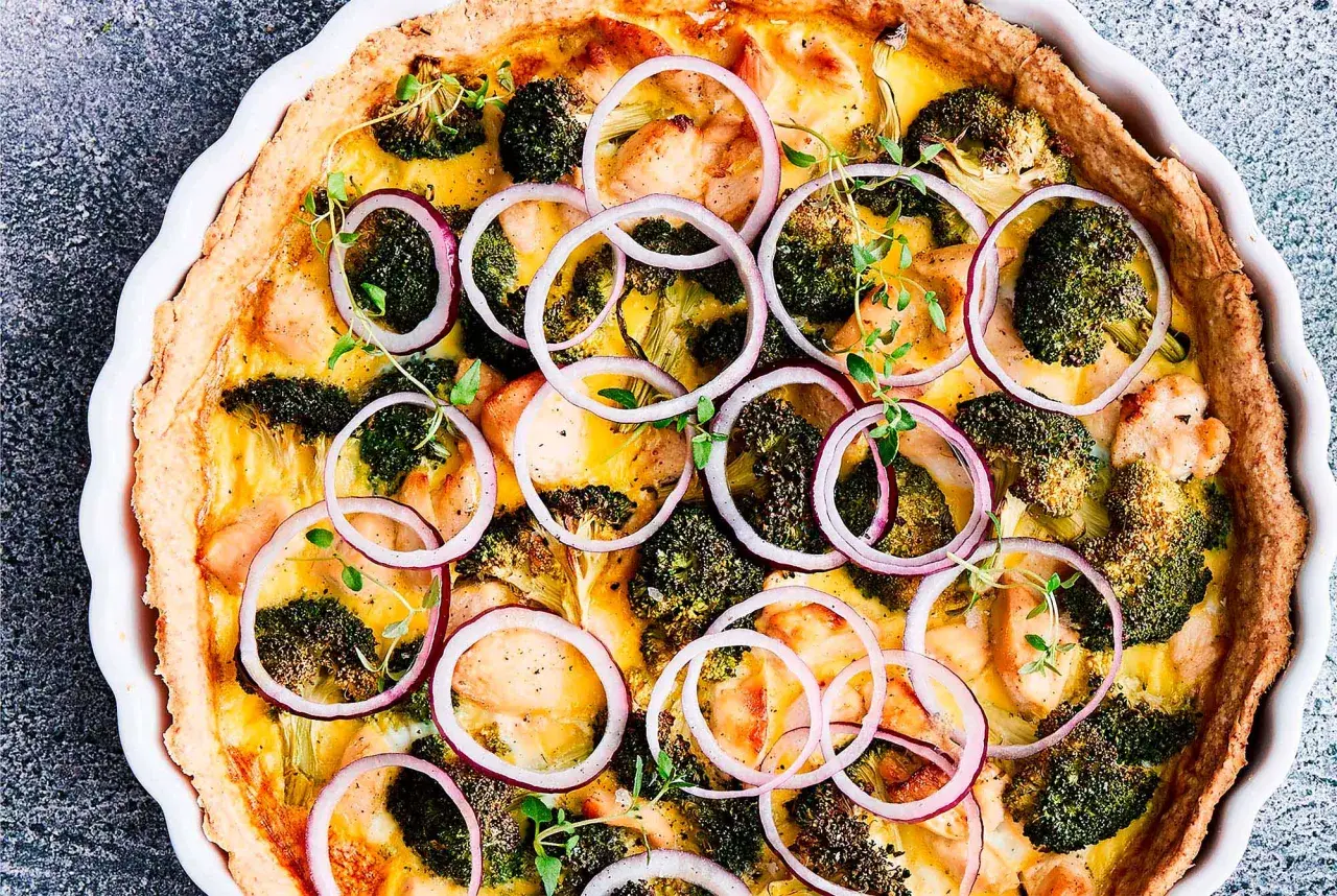 En gyllene, nyttig paj med kyckling, broccoli och rödlök. Garnerad med färska örter.