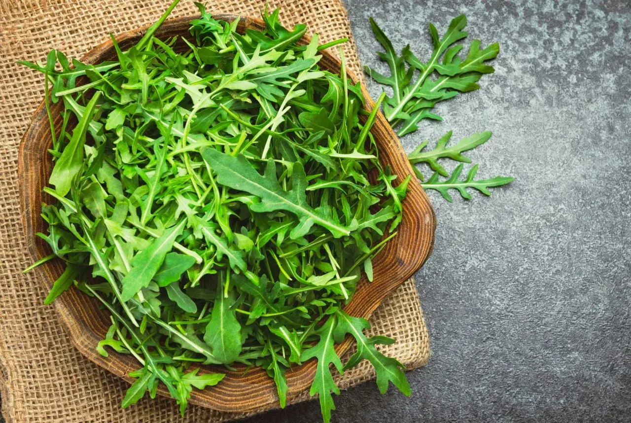 En skål med färsk ruccola, en påminnelse om att ruccola nyttigt och gott.