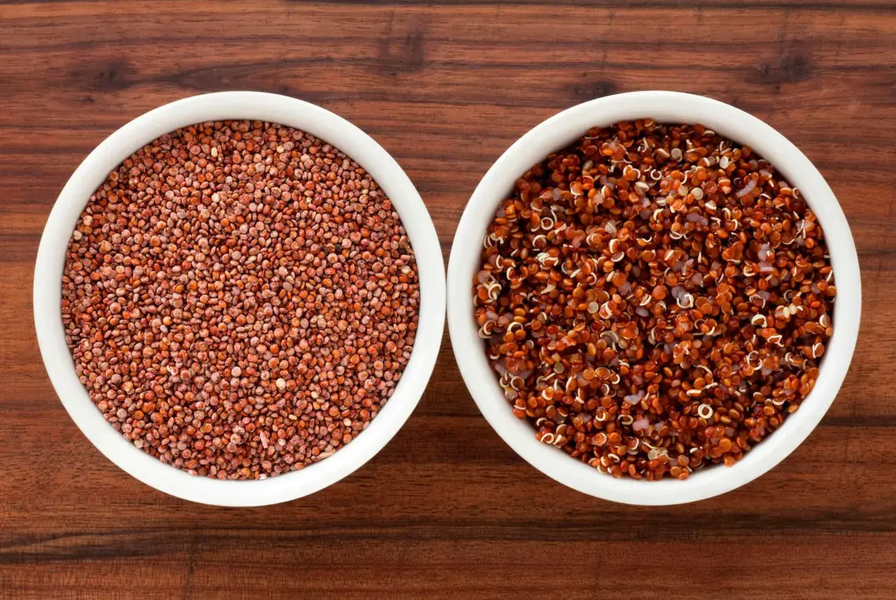 Två skålar med quinoa. Den vänstra innehåller orörd röd quinoa, den högra kokt. Båda är bra källor till komplexa kolhydrater.