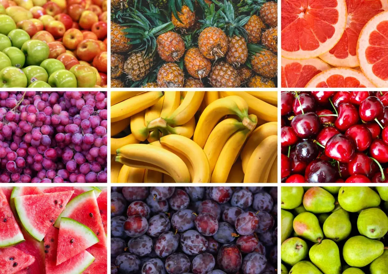 En färgsprakande collage av frukter som äpplen, ananas, grapefrukt, vindruvor, bananer, körsbär, vattenmelon, plommon och päron. Här finns många av de nyttigaste frukterna för en hälsosam start på dagen.