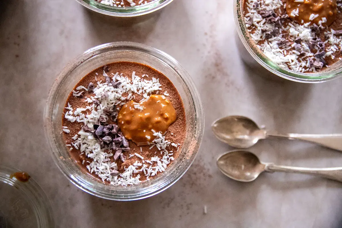 Chokladpudding med kokos och nötter, en perfekt protein frukost för att gå ner i vikt.