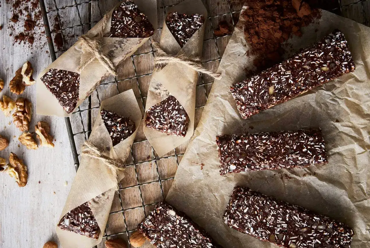 Chokladiga proteinbars med n&ouml;tter och kokos, perfekta som mellanm&aring;l. Ett enkelt recept p&aring; proteinbars.