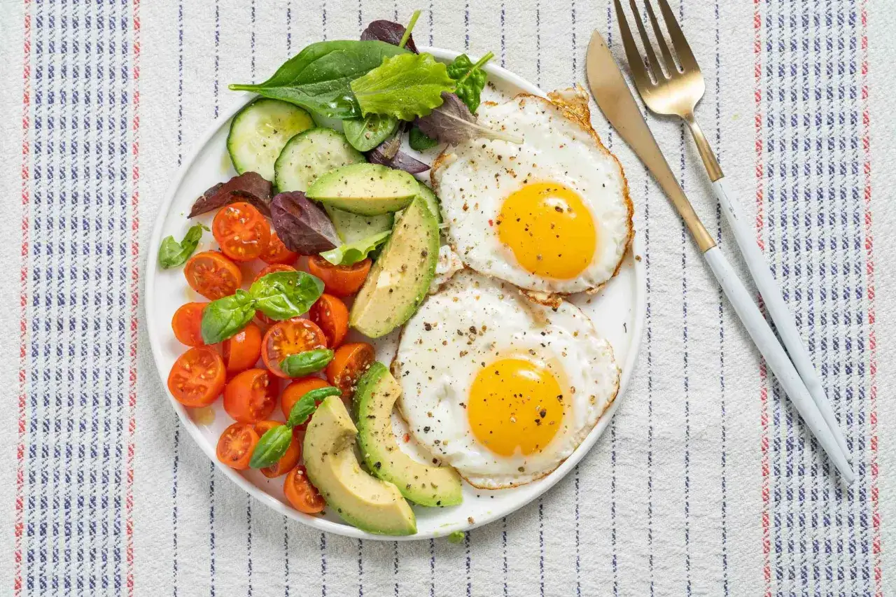 En proteinrik frukost med ägg, avokado, tomater och grönsaker. Perfekt för att gå ner i vikt och hålla sig mätt.