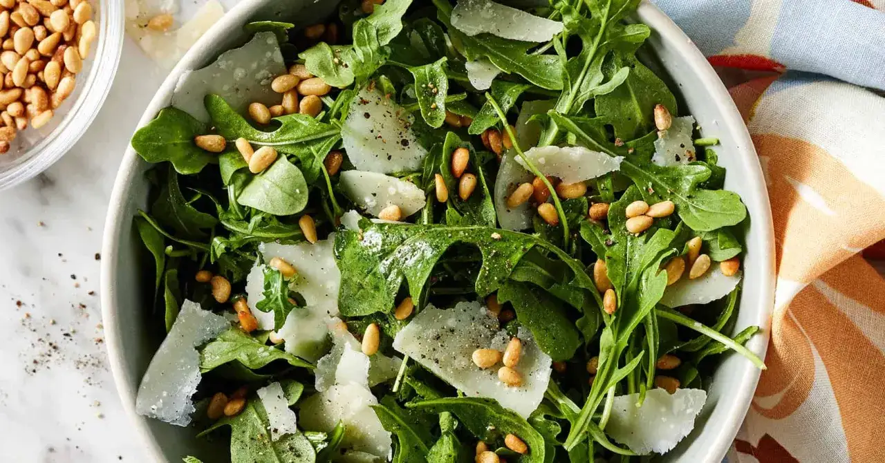 En fräsch sallad med ruccola, pinjenötter och parmesan. Ruccola nyttigt och gott!
