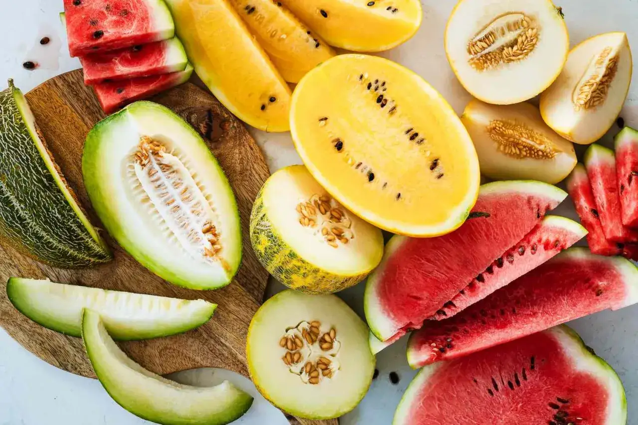 En härlig blandning av saftiga meloner, inklusive vattenmelon och gul melon, visar hur gott och nyttigt melon kan vara.