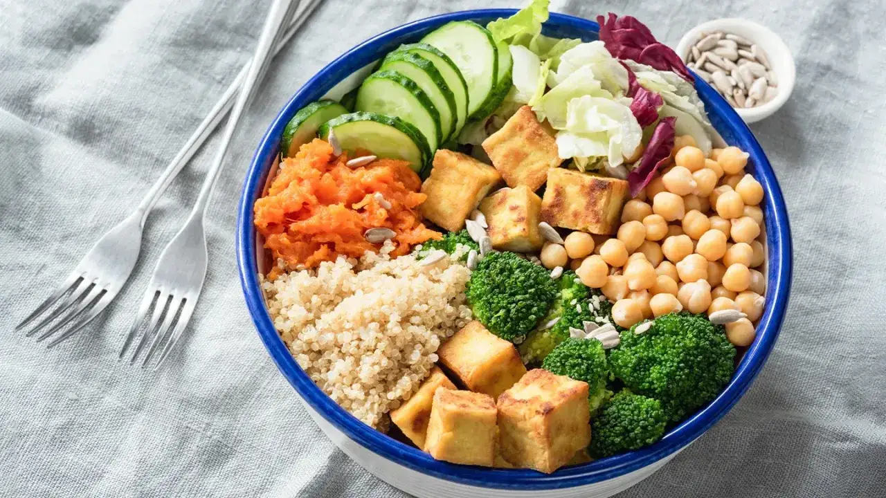 En n&auml;ringsrik buddha bowl med quinoa, kik&auml;rtor, broccoli, morot, gurka och krispig tofu som ger gott om vegetariskt protein.