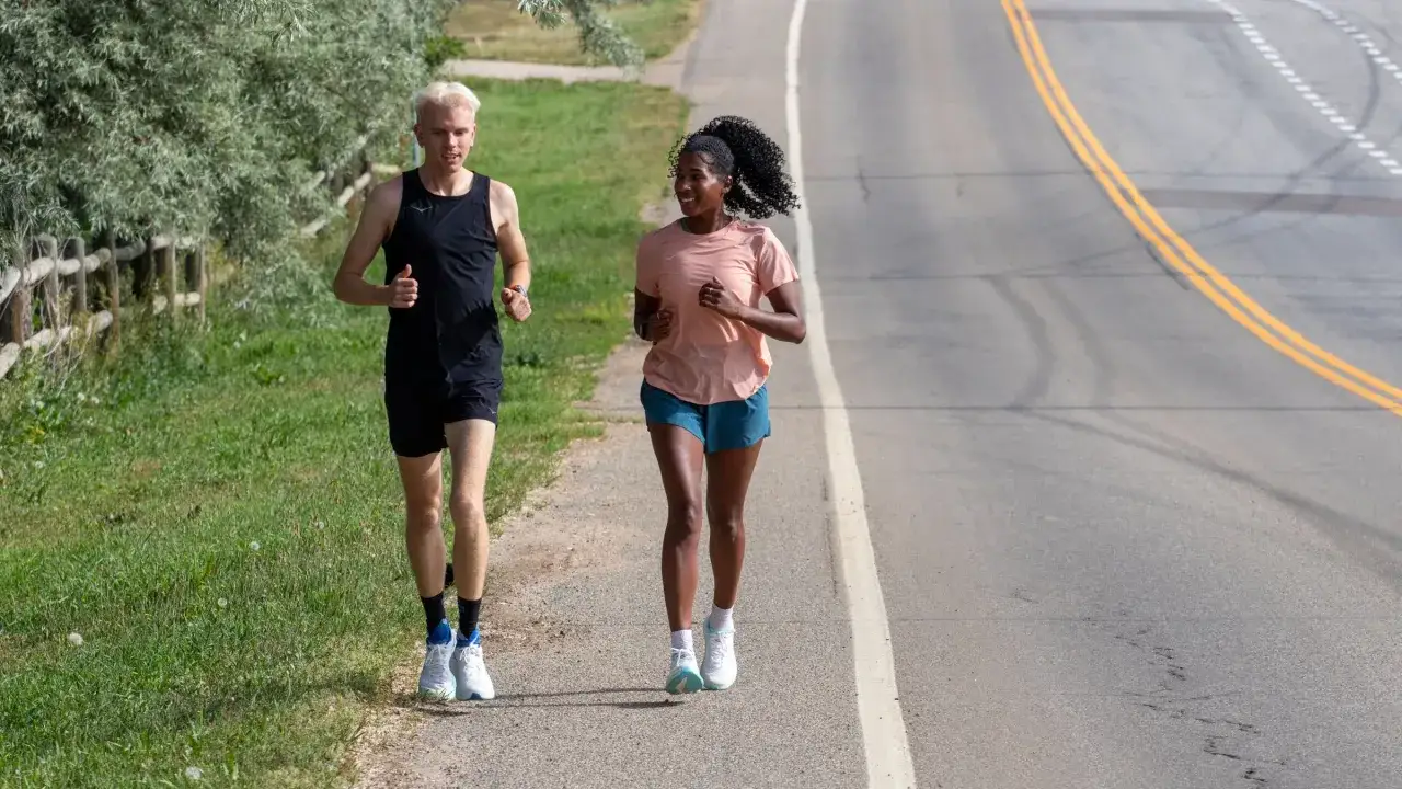 Tv&aring; l&ouml;pare tr&auml;nar l&auml;ngs en v&auml;g. Det &auml;r sista veckan innan halvmarathon, och de ser fokuserade ut.