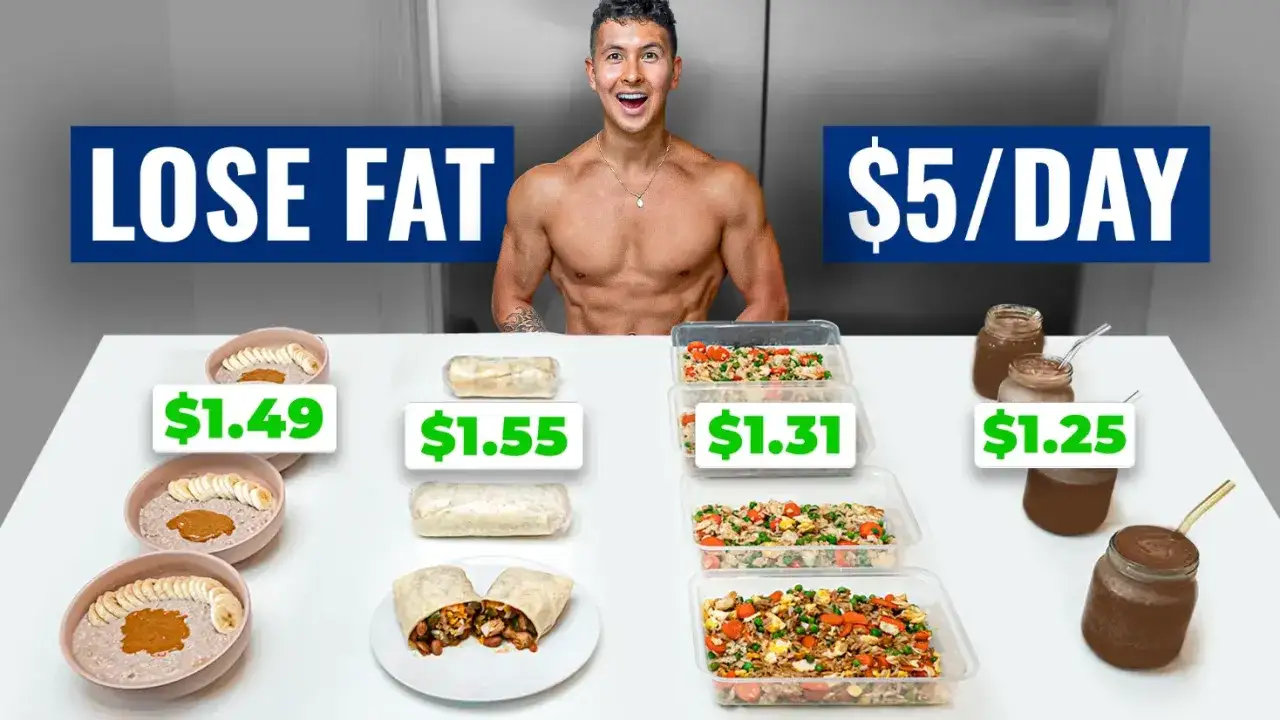 Muskulös man visar upp måltider för viktnedgång. Här finns ett recept viktnedgång gratis som kostar endast $5/dag.