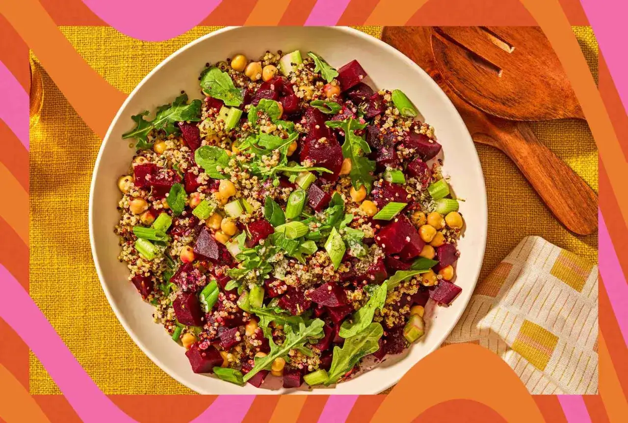En f&auml;rgstark sallad med r&ouml;dbetor, kik&auml;rtor och quinoa. Ett perfekt medelhavskost recept f&ouml;r en h&auml;lsosam lunch.