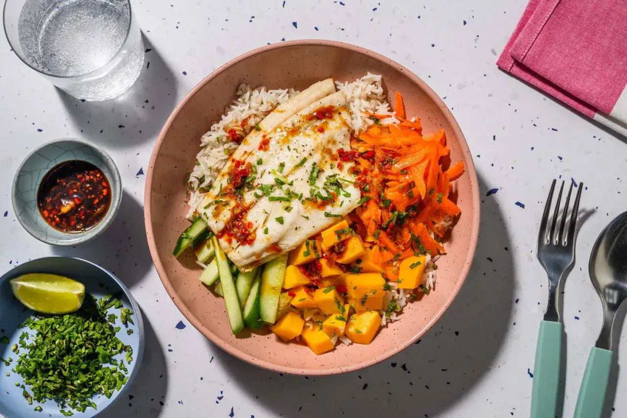 Fiskrätt med ris, gurka, mango och morötter. En hälsosam måltid som ger bra med protein per kilo kroppsvikt.