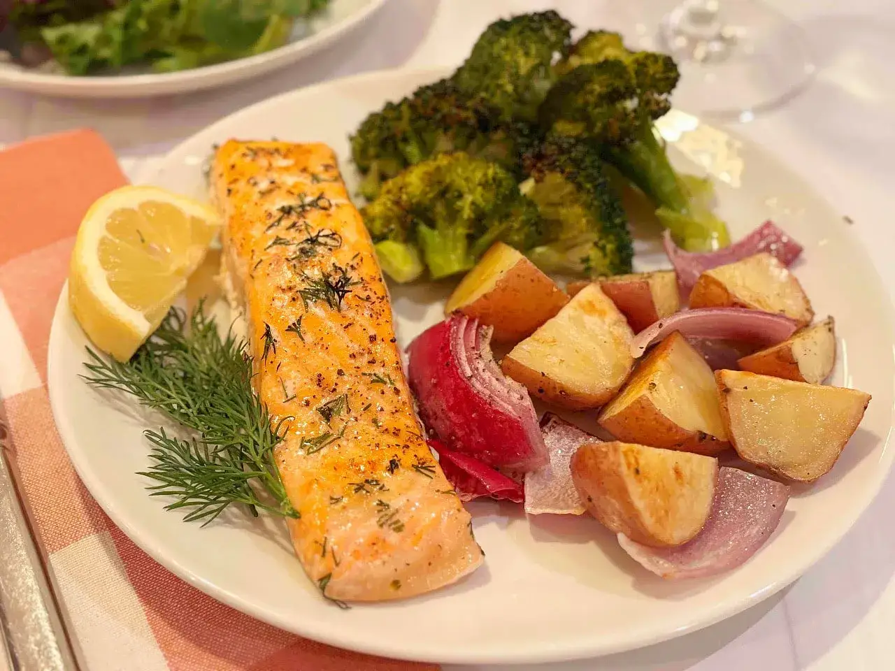 En saftig laxfilé med dill, citron, rostade potatisar och broccoli. En perfekt måltid rik på lax protein.