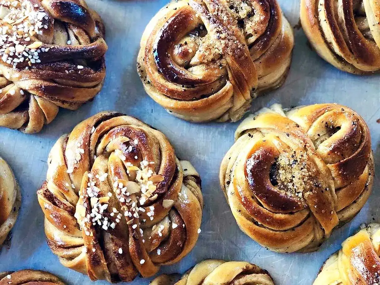 Nyttiga kanelbullar med mandel och p&auml;rlsocker, perfekt f&ouml;r fikat.