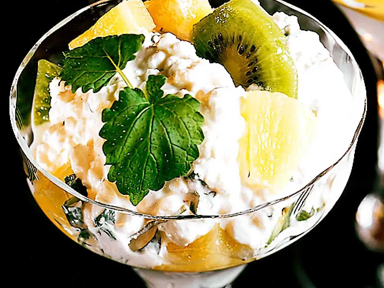 En h&auml;rlig keso-dessert med kiwi, ananas och mynta. Ett enkelt och gott keso recept f&ouml;r en frisk avslutning.