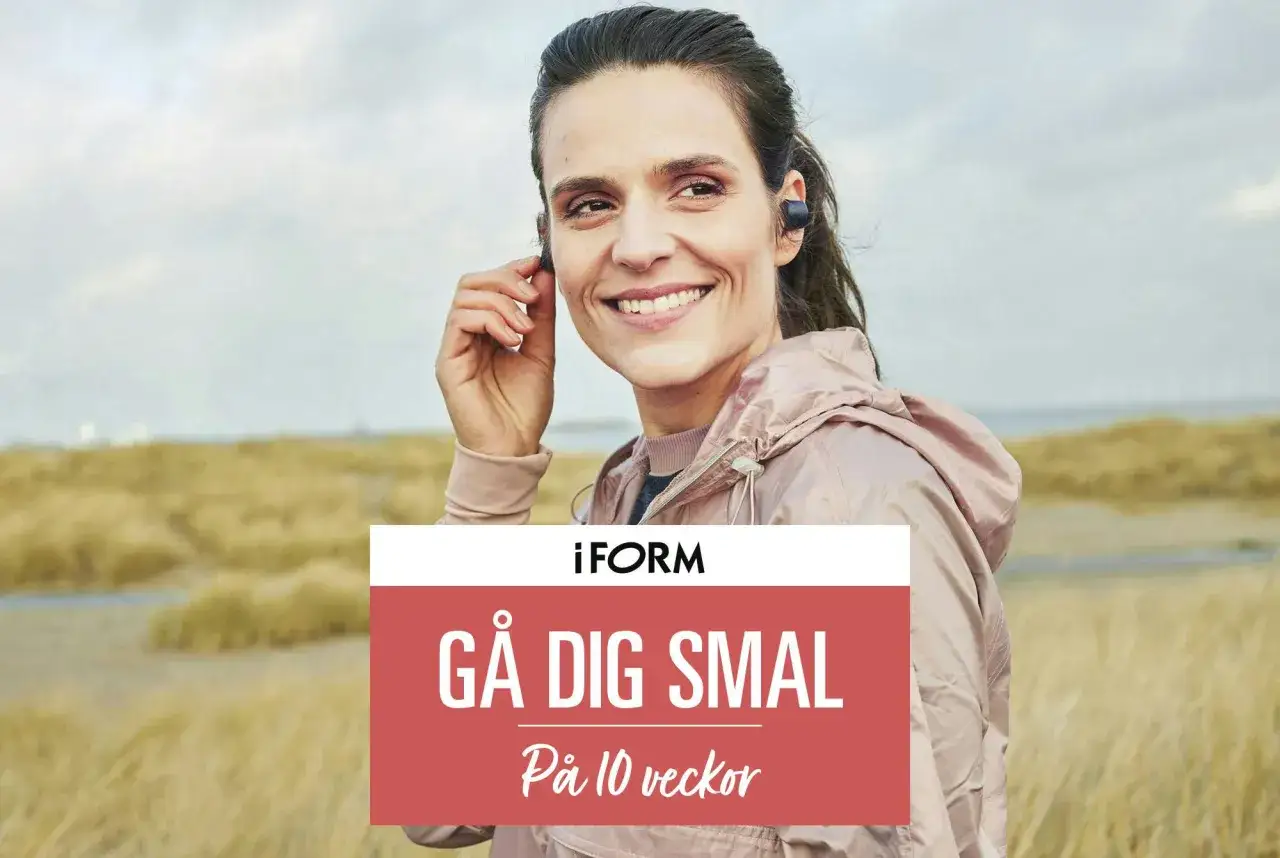 En kvinna ler och justerar sina hörlurar utomhus. Texten