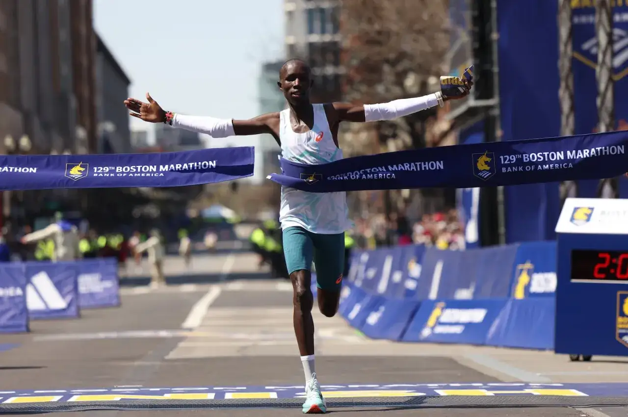 En löpare bryter mållinjen i Boston Marathon, en otrolig prestation som kan leda till ett maraton rekord.