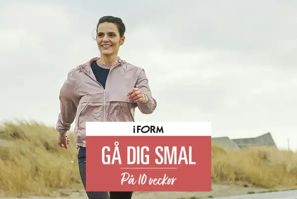 Glad kvinna joggar utomhus. Hon vill träna 5 dagar i veckan gå ner i vikt. Text: Gå dig smal på 10 veckor.