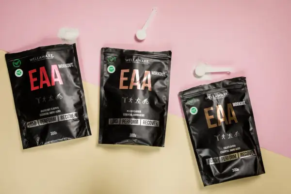 Tre påsar Wellaware EAA-pulver i smakerna hallon, persika och cola. Perfekt för att ladda, prestera och återhämta sig efter träning, ett bra alternativ till BCAA.