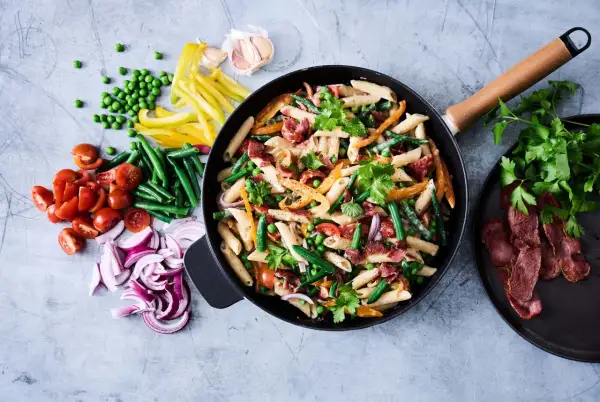 En krämig pastarätt med grönsaker och bacon. En riktigt nyttig pasta som ser fantastisk ut!