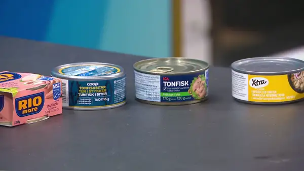 Tre burkar tonfisk och en rosa ask med tonfisk. ICA Tonfisk har 120g tonfisk per 170g burk, bra tonfisk protein per 100g.