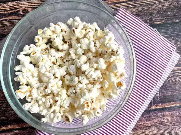En skål med fluffiga popcorn, perfekt för dig som vill poppa popcorn utan fett. En hälsosam snack!