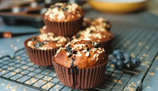Nyttiga frukostmuffins med blåbär och havregryn på ett galler. Perfekt start på dagen!