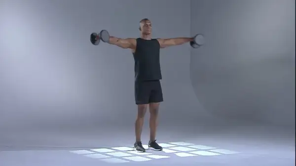 Man utför axelövning med hantel.