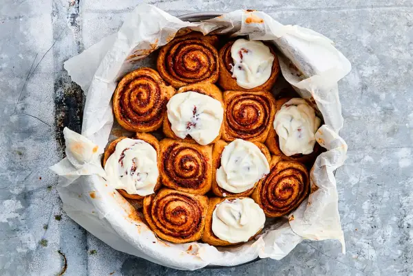Nyttiga kanelbullar med krämig glasyr i en form. Perfekt för fikat!