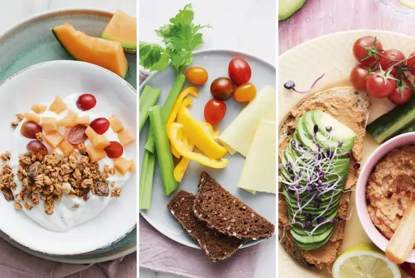 En härlig medelhavskost frukost med yoghurt, frukt, grönsaker, ost och en avokadomacka.