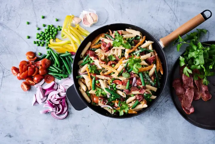 En krämig pastarätt med grönsaker och bacon. En riktigt nyttig pasta som ser fantastisk ut!